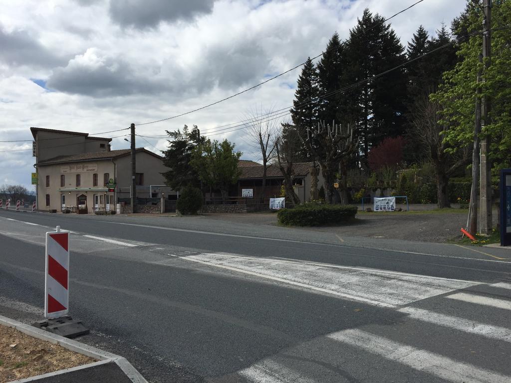 Hotel Saint Pierre Les Sauvages  Екстериор снимка